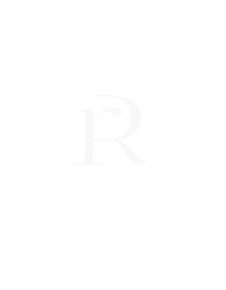 logo en blanc de rogues and relics avec la marque écrite en dessous